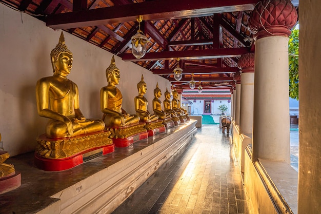 Vecchio e bellissimo buddha d'oro molte statue a wat phra si rattana mahathat colloquialmente chiamato anche wat yai è un tempio buddista è un importante turista è luoghi pubblici a phitsanulokthailandia