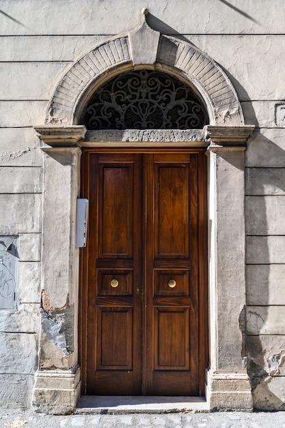 Vecchia e bella porta decorata