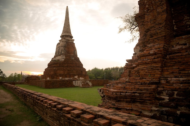 Vecchio bellissimo tempio tailandese wat mahathat ayutthaya historical park ayutthaya thailandia