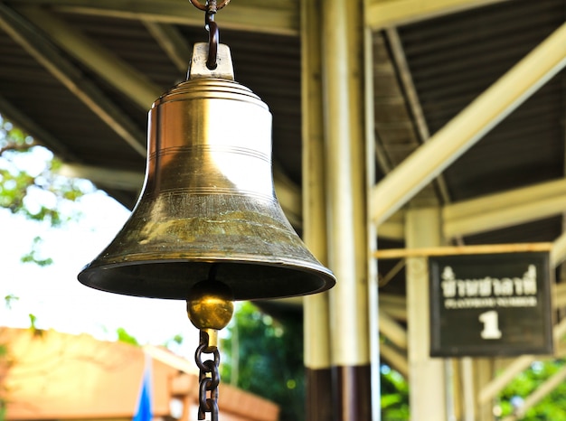 Vecchia campana nella stazione ferroviaria, tailandia.