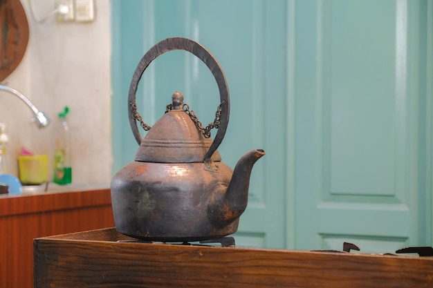 Photo an old big teapot on the stove