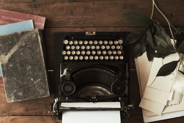 Photo old black typewriter with paper worth on the table