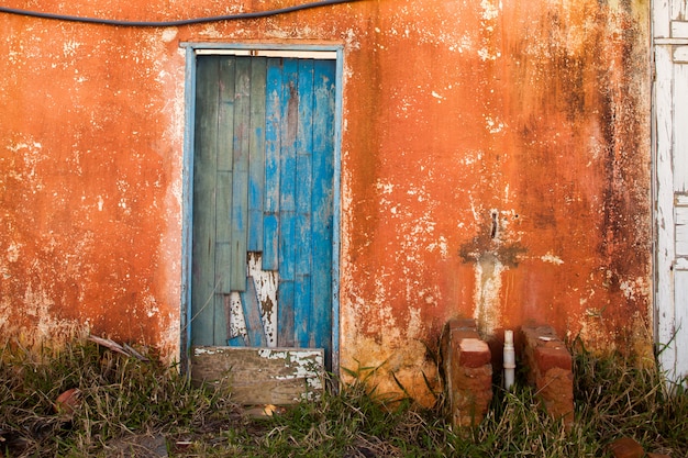 시골에서 버려진 된 집에서 오래 된 파란 색된 문