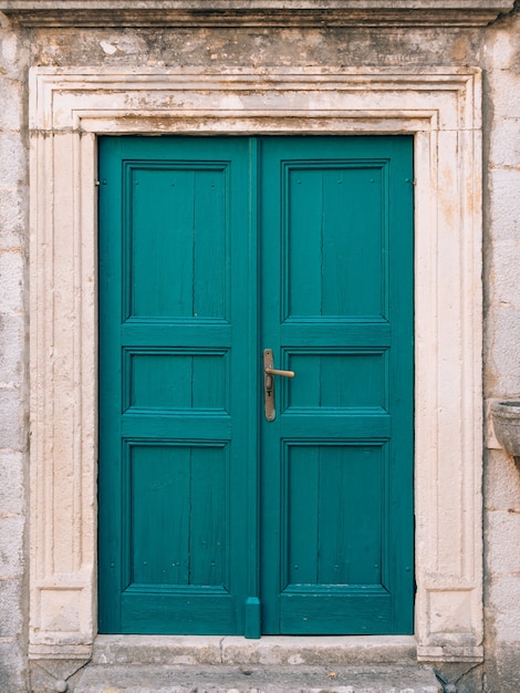 Foto vecchia struttura di legno di porte blu