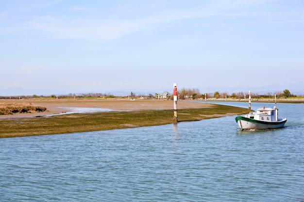 Vecchia barca, laguna di grado