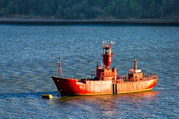 Photo old boat in the harwitch harbor, showing dangerous place