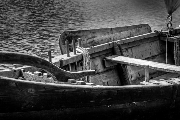 Photo old boat moored in sea