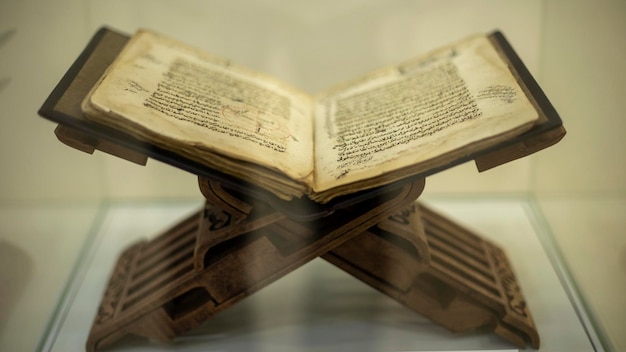 Старая книга на витрине узбекистана
