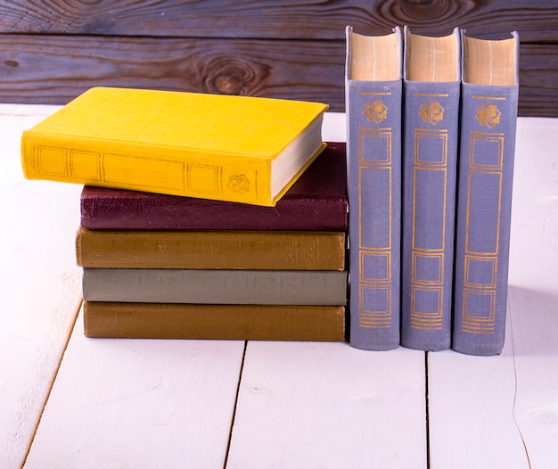 Photo old books placed on the white table