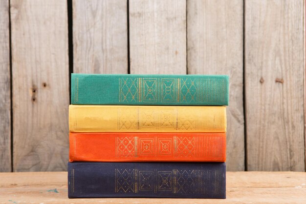 Photo old books on the wooden background