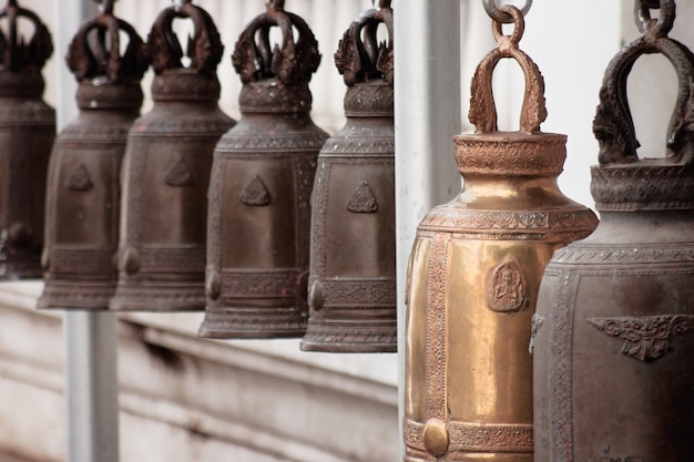 Vecchie campane da chiesa in ottone con tempio tailandese