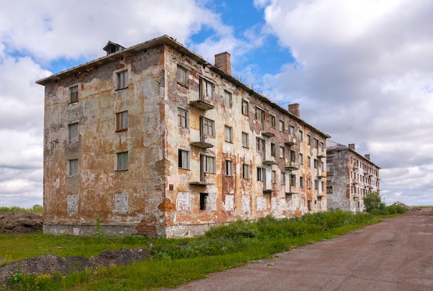 Старый кирпичный заброшенный многоэтажный дом в заброшенном поселке Юршор Воркута