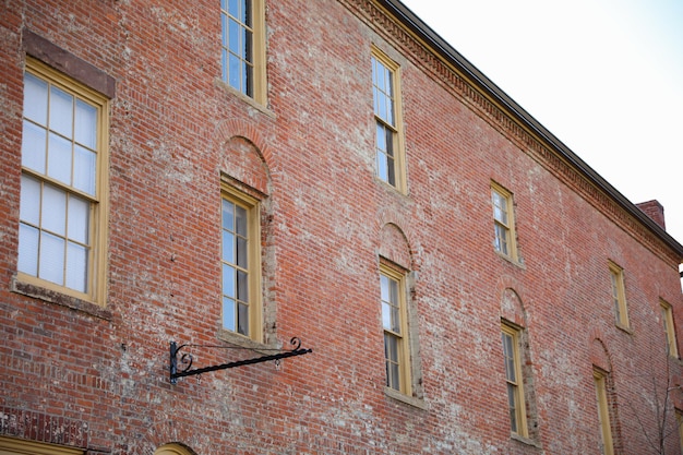 古いれんが造りの建物は懐かしさの歴史を象徴し、耐久性と永続性を感じさせます。