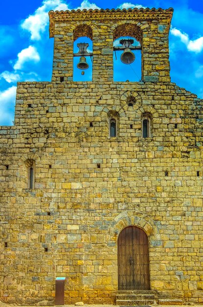 스페인 의 오래된 벽돌 가톨릭 교회 와 파란 하늘