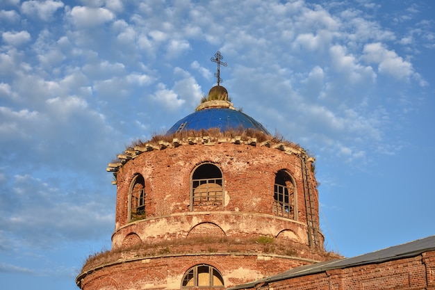 Vecchio mattone villaggio della chiesa di natale di istier