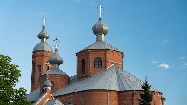 Старая кирпичная церковь в старом городе Мости