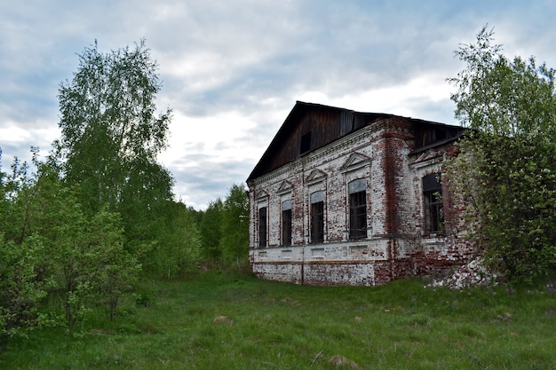 Старый кирпичный дом в лесу