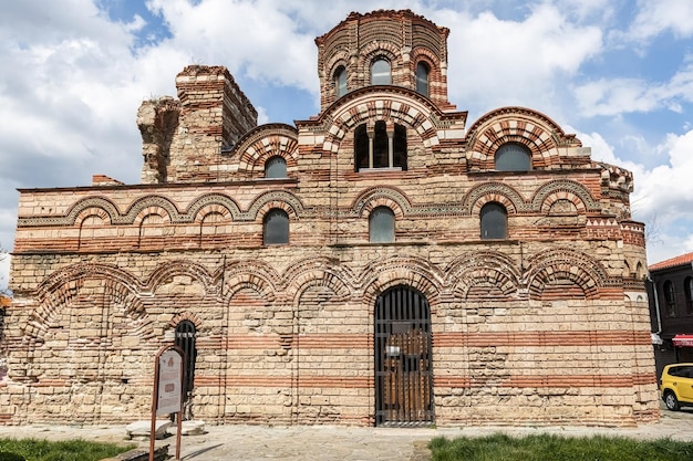 Photo old brick pantocrator church in nessebar bulgaria