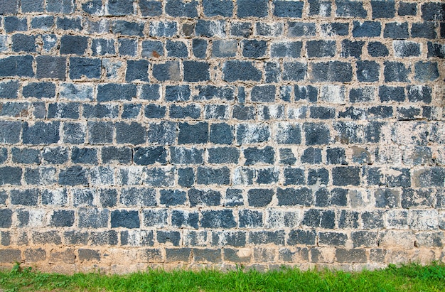 오래 된 벽돌 벽과 푸른 잔디