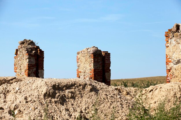 старые кирпичные стены