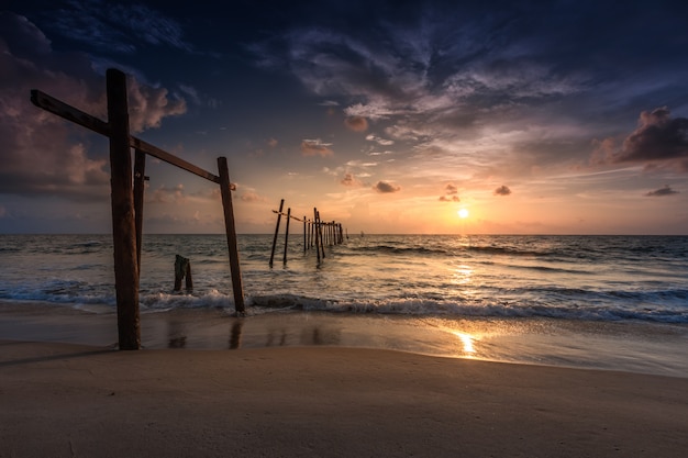 Photo old bridge at pilai beach, takua thung district , phang nga , thailand.