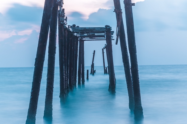 Photo old bridge at pilai beach, takua thung district , phang nga , thailand.