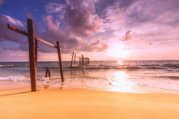 Photo old bridge at pilai beach, takua thung district , phang nga , thailand.