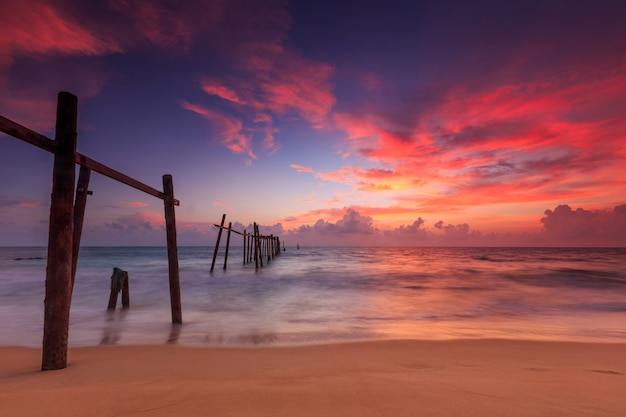 Photo old bridge at pilai beach, takua thung district , phang nga , thailand.