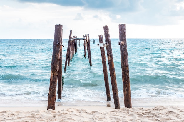 Photo old bridge at pilai beach, takua thung district , phang nga , thailand.