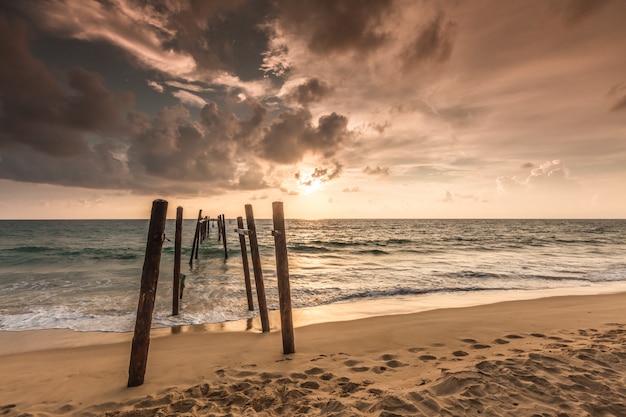 Photo old bridge at pilai beach, takua thung district , phang nga , thailand.