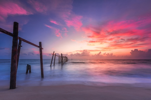 Photo old bridge at pilai beach, takua thung district , phang nga , thailand.