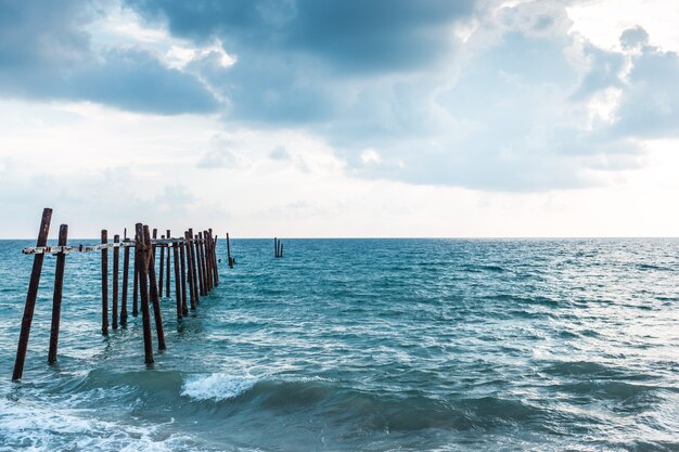 Photo old bridge at pilai beach, takua thung district