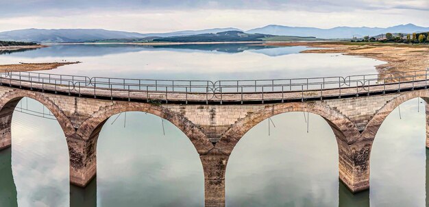 スペイン北部の貯水池に架かる古い橋