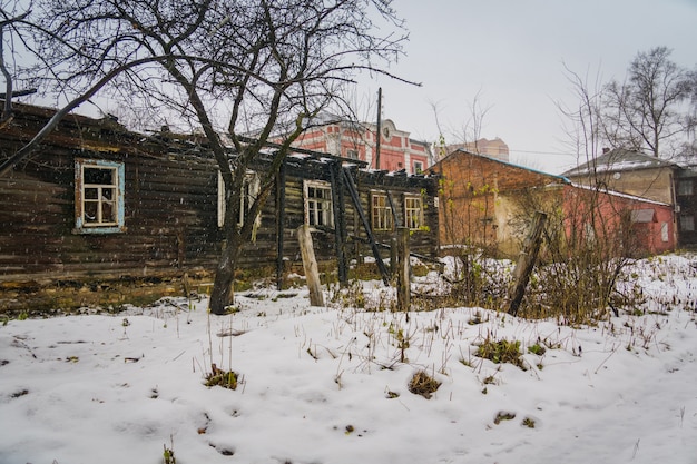 Фото Старый сломанный дом зимой