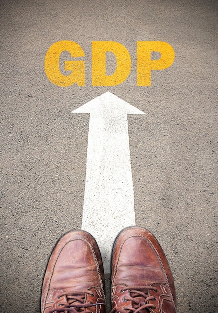 古い茶色の革靴と GDP のテキスト