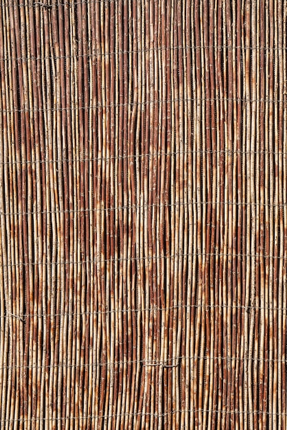 Foto vecchia tessitura di recinzione di tavola di bambù a tono marrone per lo sfondo