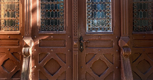 Vecchie porte vintage marroni con finestre in vetro colorato