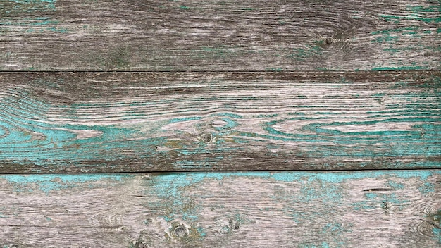 사진 그루지 스타일 상단에 페인트와 녹색 곰팡이 천연 나무가 벗겨진 오래된 갈색 파란색 나무 배경
