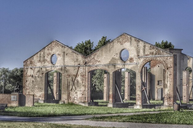 Foto vecchio edificio contro un cielo limpido