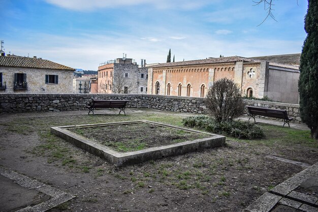 Foto vecchio edificio contro il cielo in città