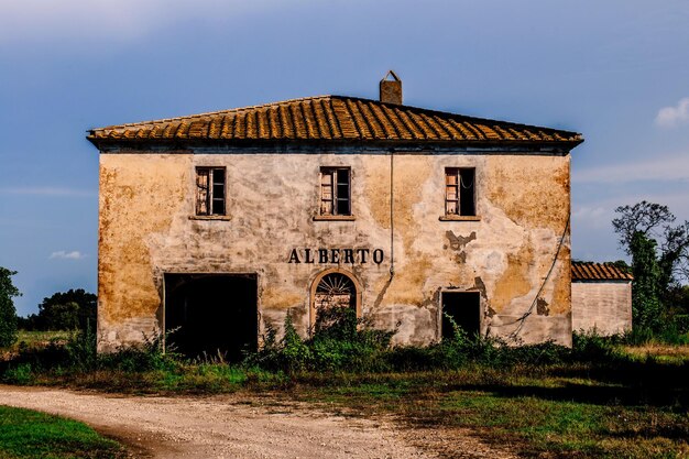 Foto vecchio edificio contro il cielo