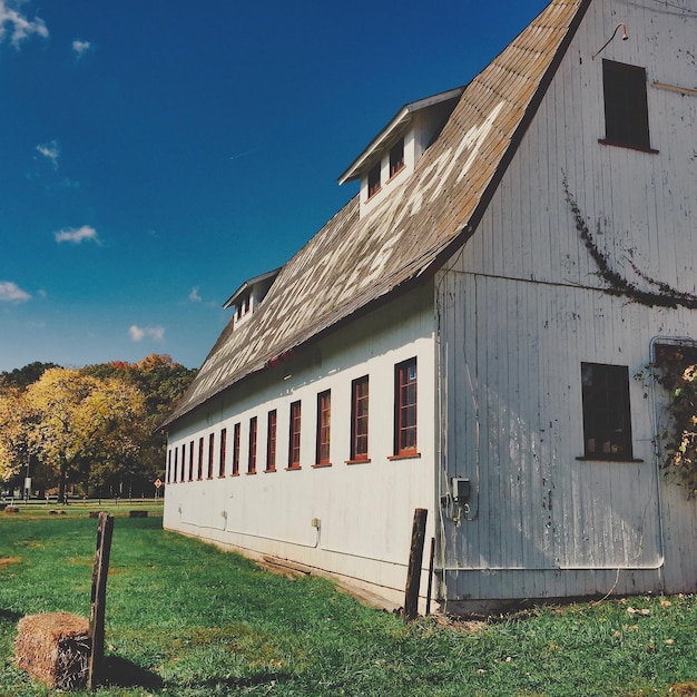 Photo old building by field against sky