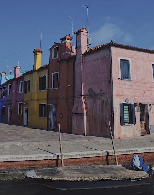 Foto vecchio edificio in strada contro il cielo