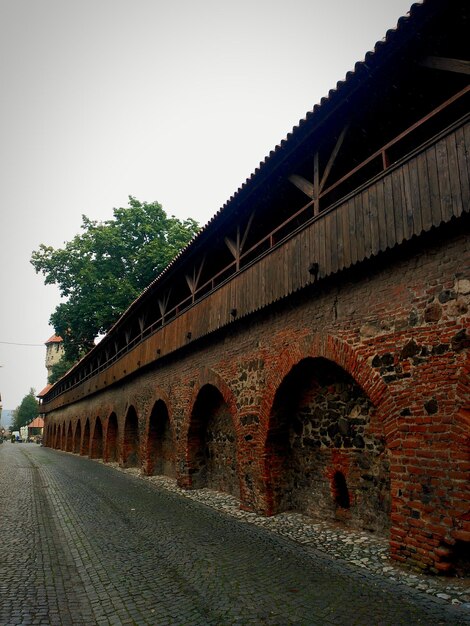 Foto vecchio edificio per strada