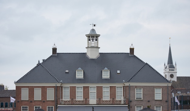네덜란드 옴멘의 흐린 하늘 아래 오래된 건물