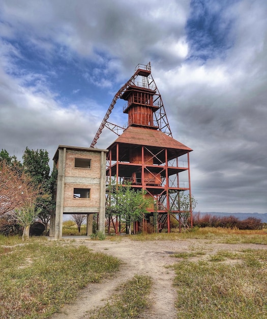 Foto vecchio edificio sul campo contro il cielo