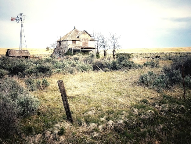 Photo old building on field against sky