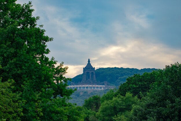 독일의 숲에서 산에 오래 된 건물.