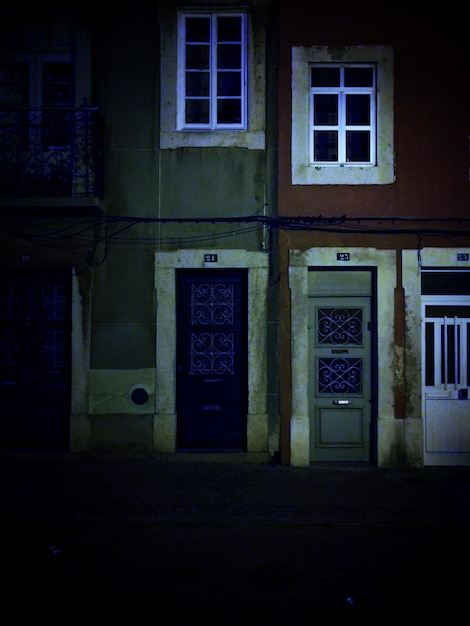 Foto vecchio edificio di notte