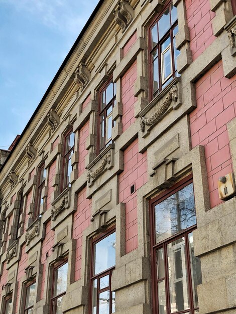 현대 현실에서 혁명 이전 러시아의 오래된 건물.